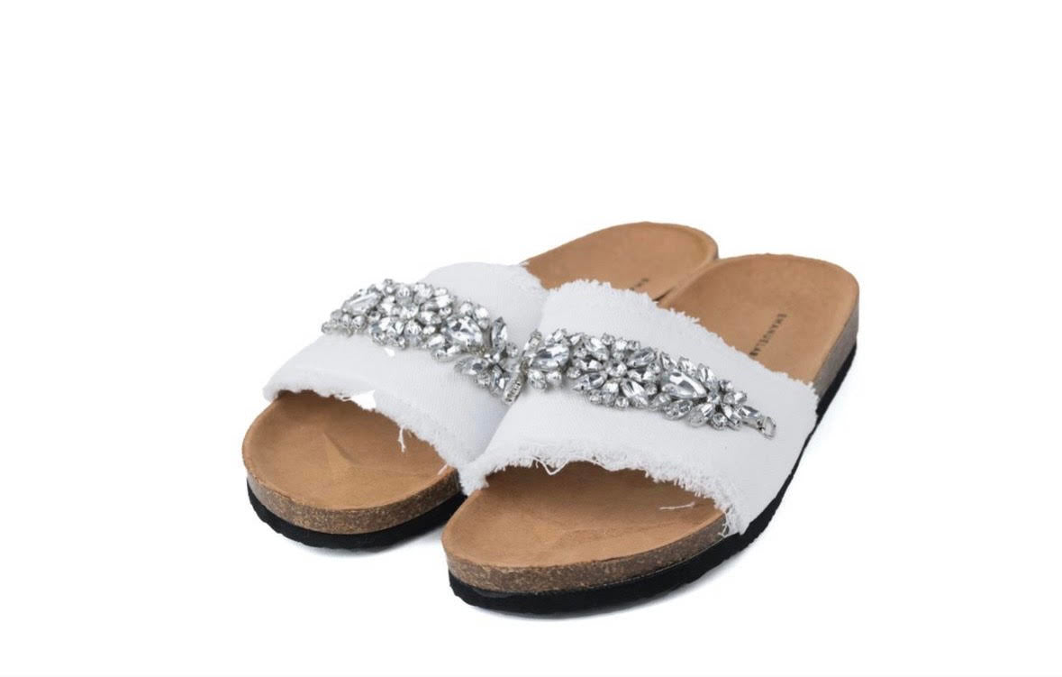 WHITE FLIP FLOPS