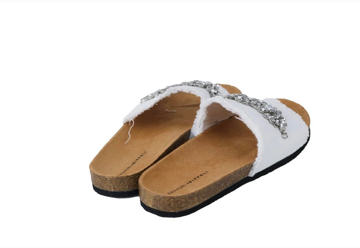 WHITE FLIP FLOPS